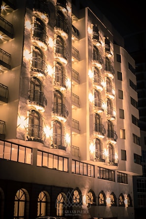 Fachada da propriedade à noite