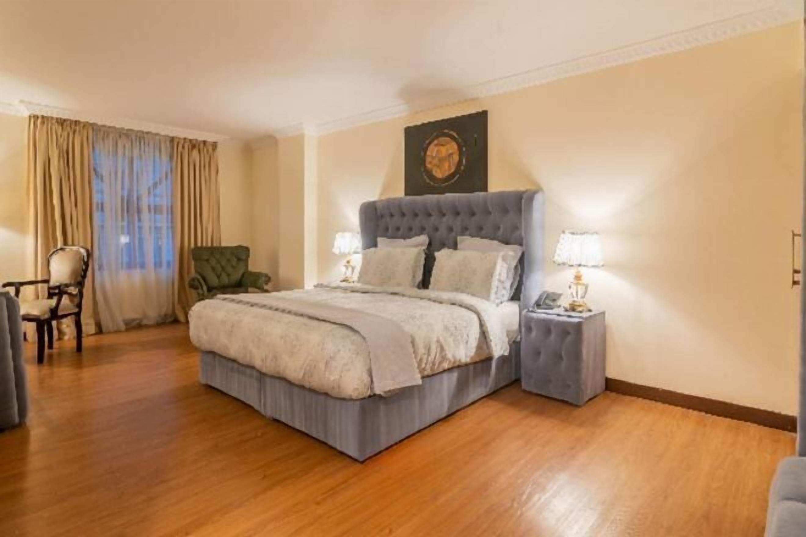 Ropa de cama de alta calidad y minibar 