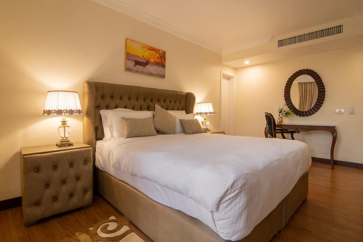 2 bedrooms, premium bedding, minibar, in-room safe