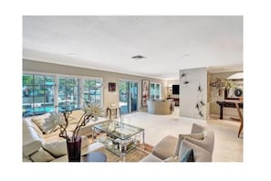 Smart TV, lettore DVD, libri, biblioteca musicale