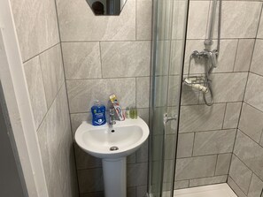 Apartment | Bathroom | Separate bathtub and shower, deep-soaking bathtub, hair dryer, towels - 1 Bed - Sleeps 4 - Garden - City Centre (Coventry)