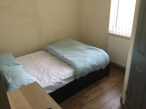 2 bedrooms, iron/ironing board, free WiFi, bed sheets - 1 Bed - Sleeps 4 - Garden - City Centre (Coventry)