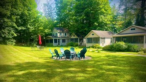A well-maintained lawn with a patio area featuring outdoor furniture. - Cottage by the Lake #3 - Blossoms (Bristol)