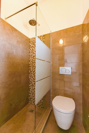 Shower, hair dryer, towels, soap - Onar Superior Double.Room (SANTORINI, PERISSA)