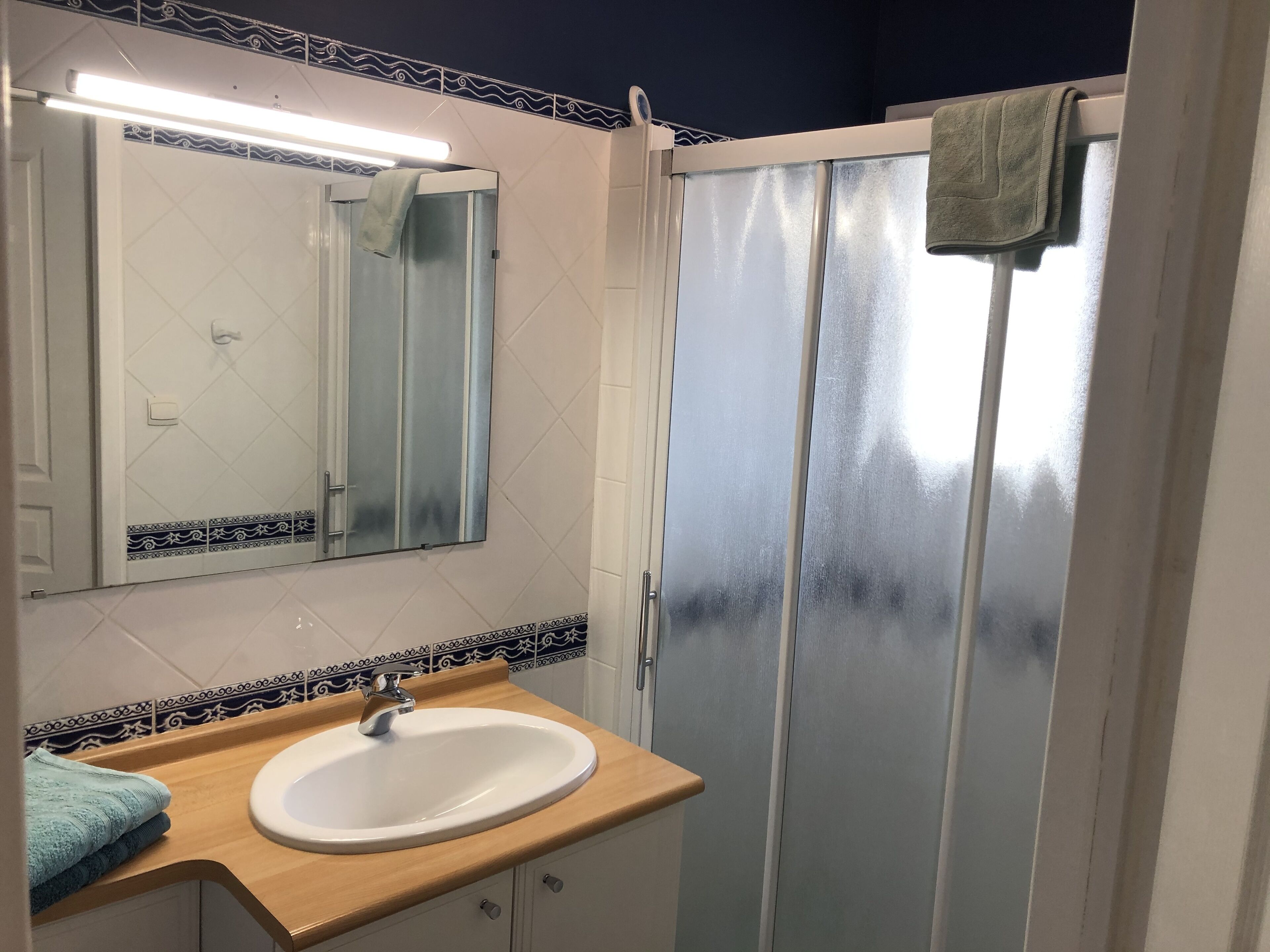 Douche, sèche-cheveux, serviettes fournies, savon