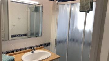 Douche, sĂšche-cheveux, serviettes fournies, savon