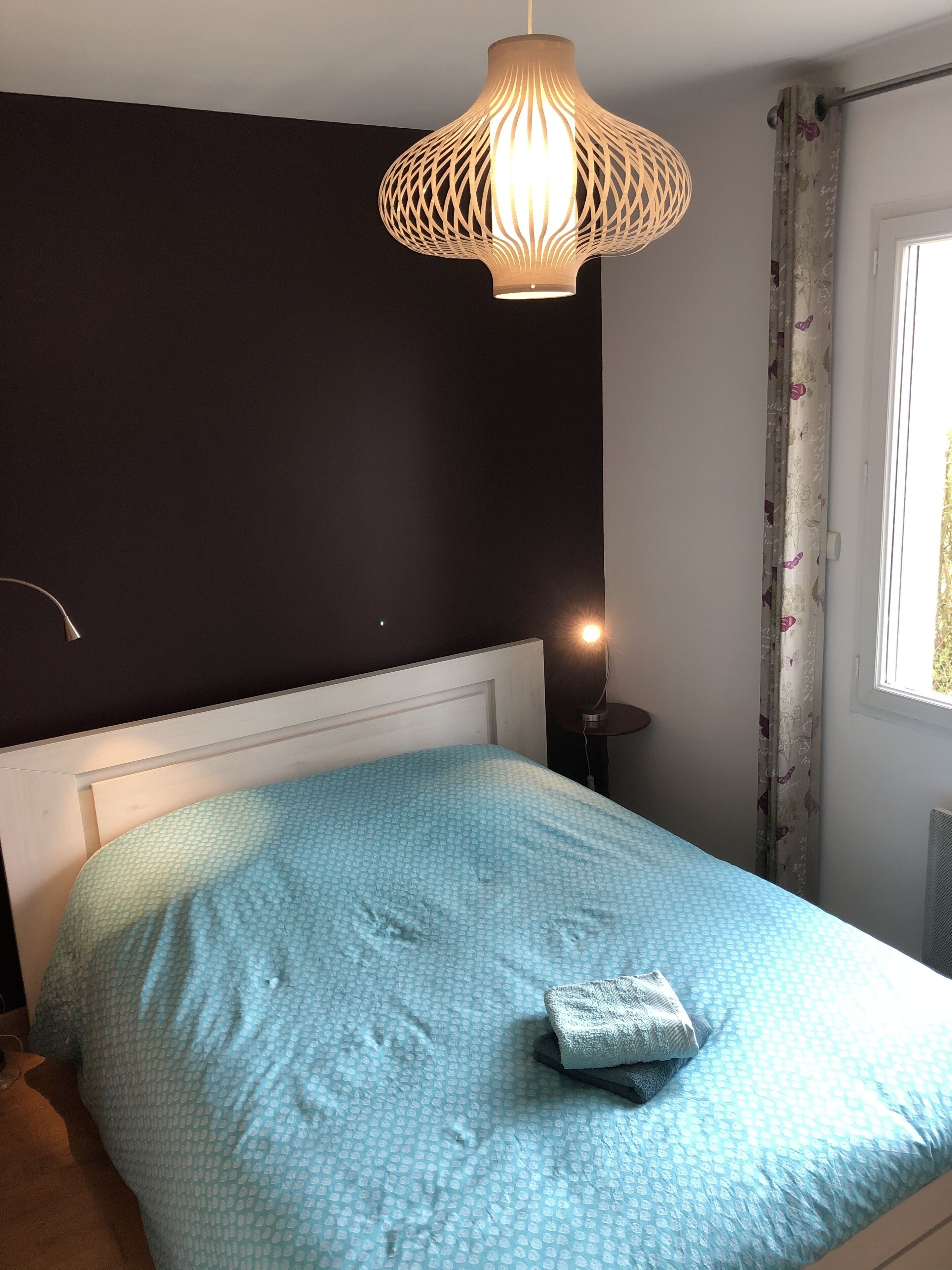 1 soveværelse, skrivebord, lydisolering, strygejern/strygebræt