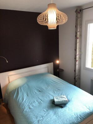 1 bedroom, desk, soundproofing, iron/ironing board - "Cottage 2 to 4 people Swimming pool at 28 degrees all year round" (Vouillé)