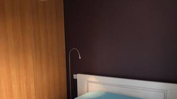 1 chambre, bureau, chambres insonorisées, fer et planche à repasser