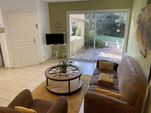 TV, DVD player - "Cottage 2 to 4 people Swimming pool at 28 degrees all year round" (Vouillé)