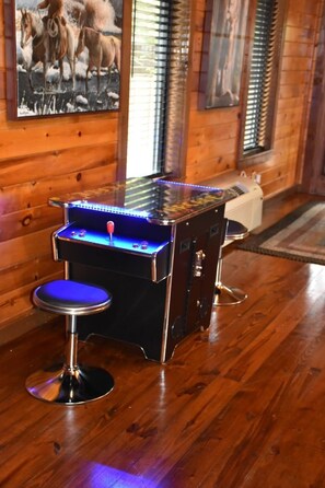 Interior - Waterfront 4 bedroom Cabin with Outdoor Amenities (Broken Bow)