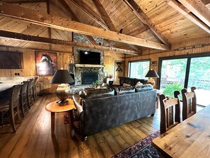 Smart TV, fireplace, video games, table football - Waterfront 4 bedroom Cabin with Outdoor Amenities (Broken Bow)