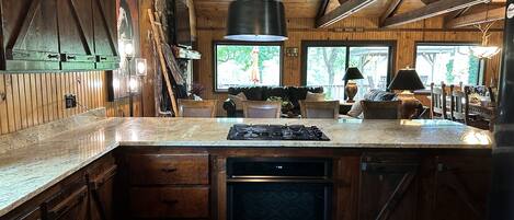 冷蔵庫、電子レンジ、オーブン、コンロ