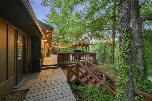 Waterfront 4 bedroom Cabin with Outdoor Amenities