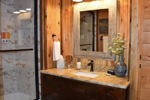 Hair dryer, towels - Waterfront 4 bedroom Cabin with Outdoor Amenities (Broken Bow)