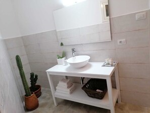 Bathroom - The Room of Felline 102 with Private Garden (Felline)