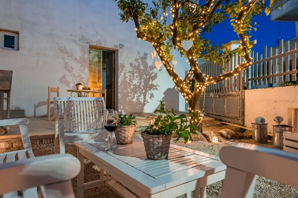 Outdoor dining - The Room of Felline 102 with Private Garden (Felline)