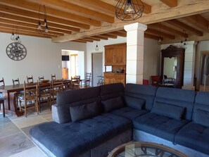 TV, bøker og stereoanlegg