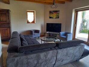 TV, bøker og stereoanlegg