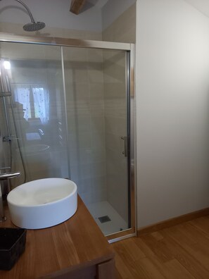 Dusche, Haartrockner, Toilettenpapier