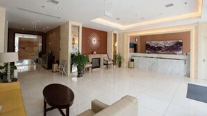 A spacious lobby with a reception desk, seating area, and a large artwork on the wall. - Jinjiang Inn (Xianning Yinquan Avenue) (Xianning)