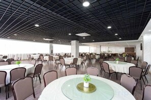 A spacious conference room with round tables, chairs, and a modern ceiling design. - Jinjiang Inn (Xianning Yinquan Avenue) (Xianning)