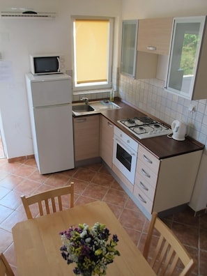 Réfrigérateur, micro-ondes, four, plaque de cuisson