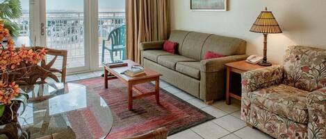 TV, bordtennis, bøker og filmbibliotek