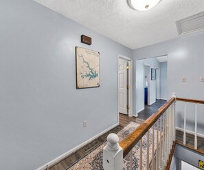 Interior - 3 Bedrooms, 1 Flex Room, 3 Bathrooms!  Pet Friendly, Wifi, Hot Tub & More! Come Visit "Bob Inn Cove" (Moneta)