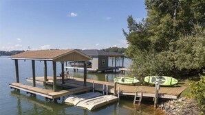 Marina - 3 Bedrooms, 1 Flex Room, 3 Bathrooms!  Pet Friendly, Wifi, Hot Tub & More! Come Visit "Bob Inn Cove" (Moneta)
