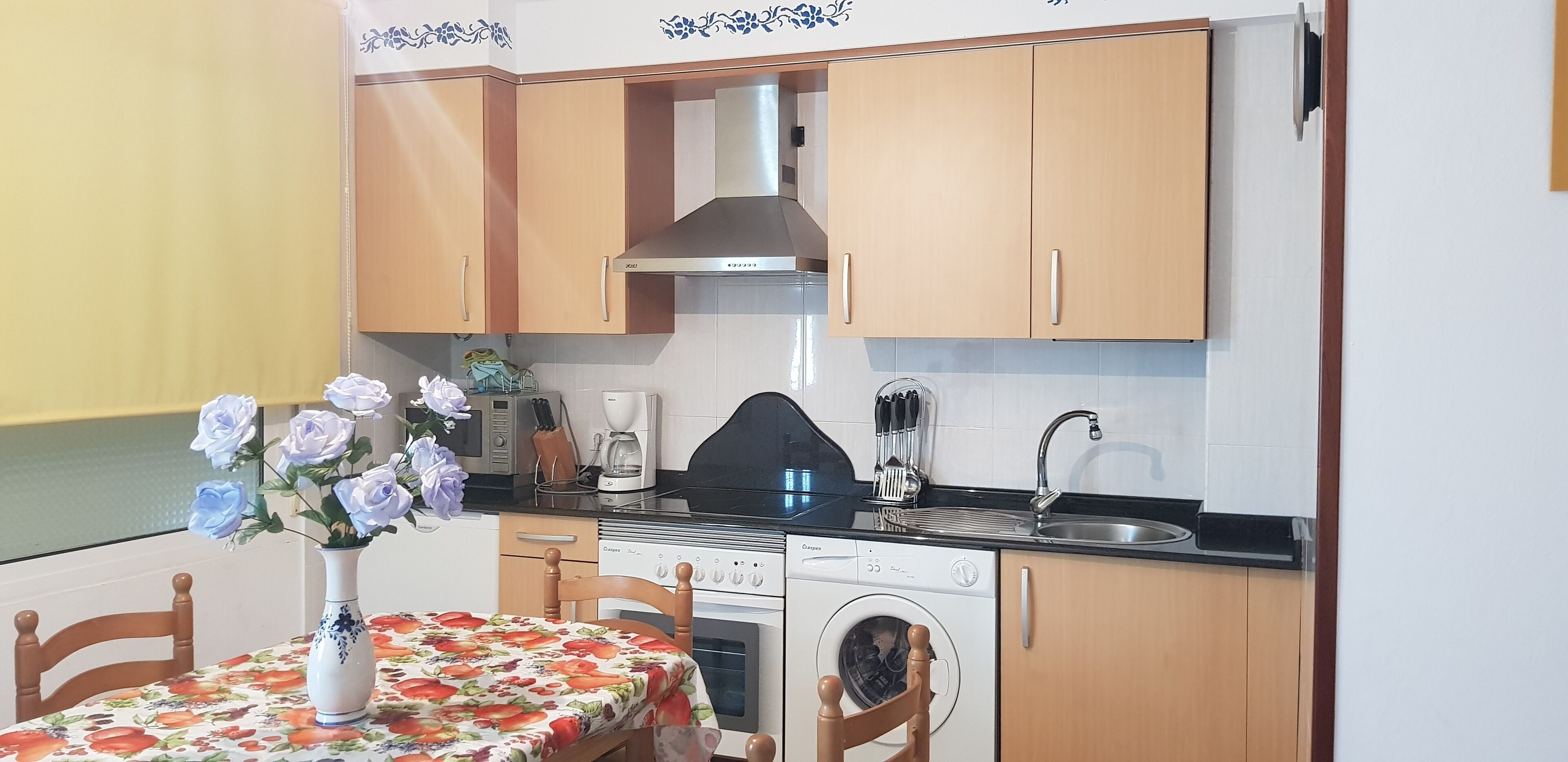 Jääkaappi, mikroaaltouuni, uuni, liesi