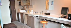 Habitación, para no fumadores | Cocineta privada | Frigobar, microondas, parrilla de estufa y tetera eléctrica