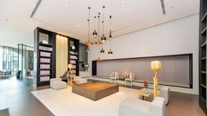 A modern living room with a central seating area, a bookshelf, and pendant lighting. - Jinjiang Inn Select (Shanghai Zhangjiang High-tech Park) (Shanghai)