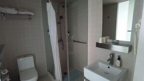 A bathroom with a toilet, shower, sink, and a mirror. - Jinjiang Inn Select (Shanghai Zhangjiang High-tech Park) (Shanghai)