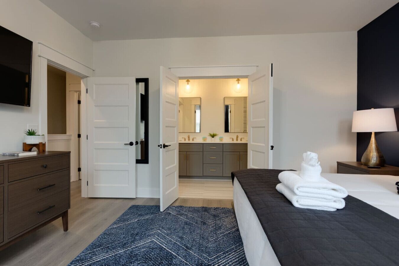 4 bedrooms, desk, iron/ironing board, travel crib