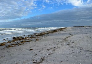 Beach nearby, sun-loungers, beach towels