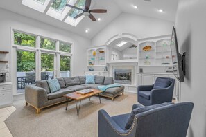 Smart-TV, Kamin, Tischfußball, Tischtennisplatte