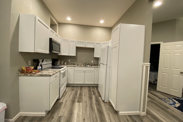 Een koelkast, een microgolfoven, een oven, een kookplaat