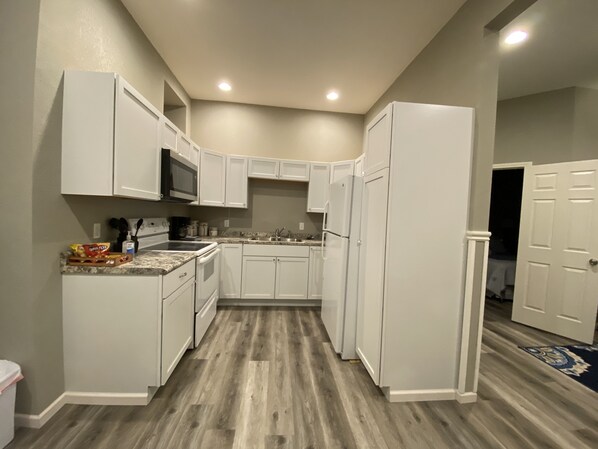 Jääkaappi, mikroaaltouuni, uuni, liesi