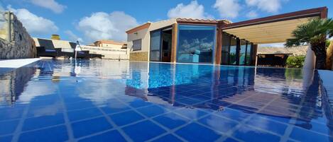 室外游泳池,恒温泳池