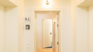 A hallway with a door labeled 'S' and 'AL' indicating room numbers. - Deluxe Apart with Balcony view to Flores Street (Oporto)
