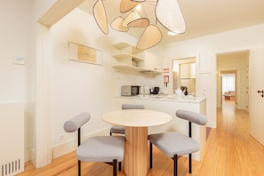 Dining - Premium Apart with Balcony view to Flores Street (Oporto)