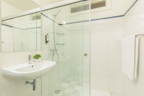 Dusche, Haartrockner, Handtücher