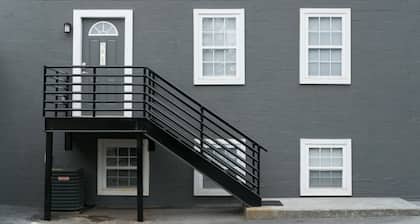 Modern Themed 3 Bedroom Apartment with-in Walking Distance of Downtown JC
