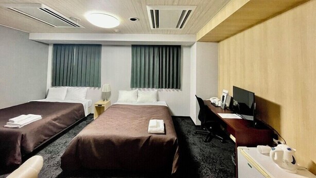 A hotel room with two beds, a desk, a chair, a TV, and a window with curtains. - Hotel Select Inn Saitama Moroyama (Moroyama)
