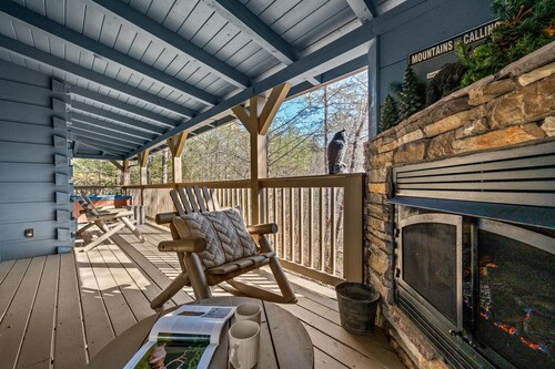 3 BR/3 BA Beautiful, Family Owned  Cabin with NO steep hills and private decks!
