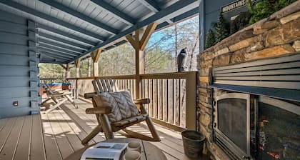 3 BR/3 BA Beautiful, Family Owned Cabin with NO steep hills and private decks!