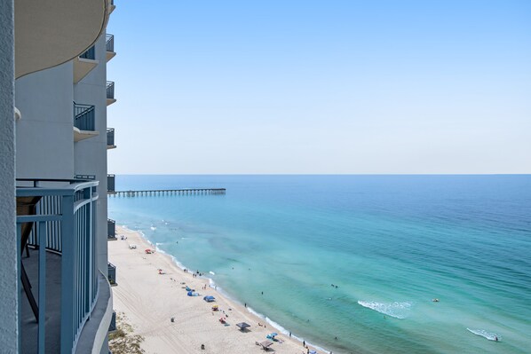 On the beach - Lovely condo with stunning views, easy beach access, pool & hot tub (Panama City Beach)