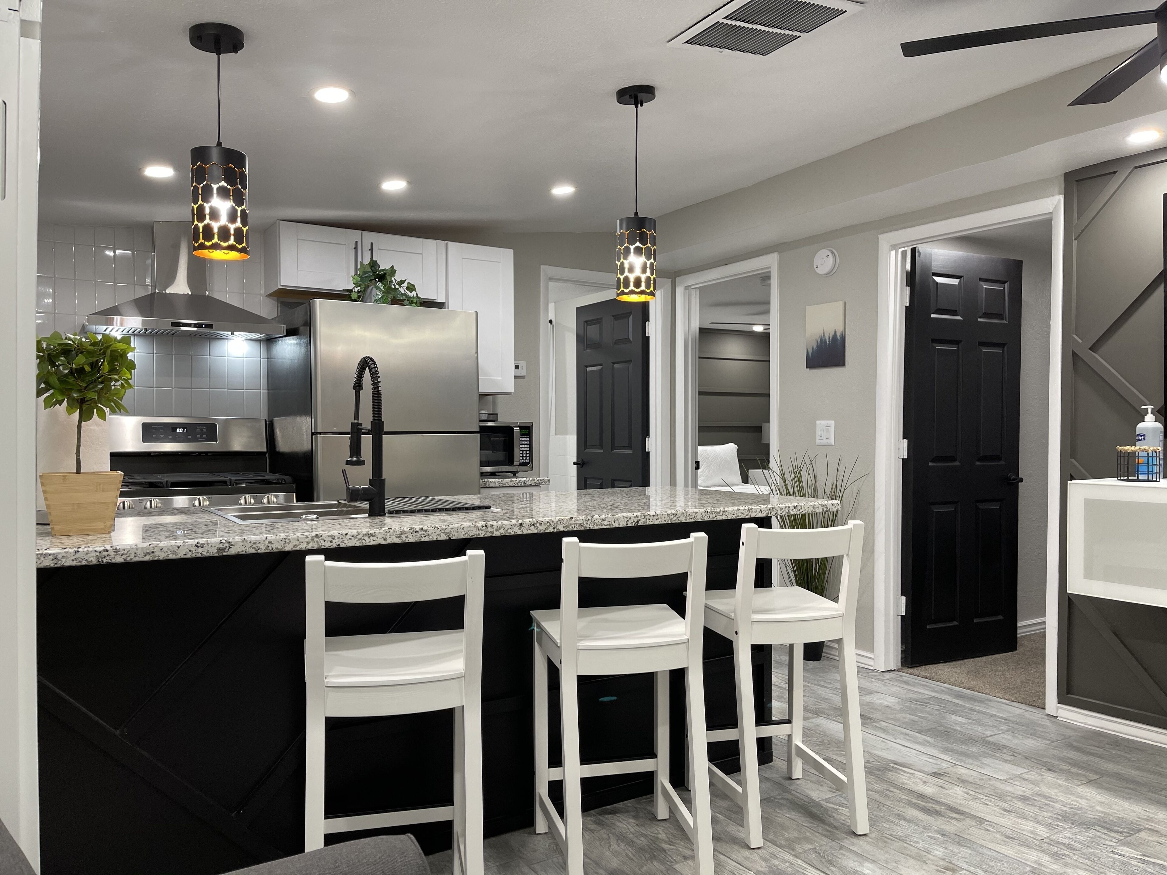 Kjøleskap, mikrobølgeovn, ovn og kokeplater