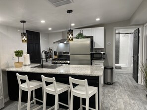 Refrigerador, microondas, horno, placa de cocina